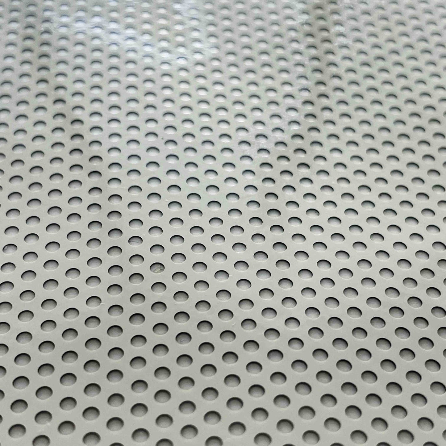צילום תקריב של מדבקת רשת עם חורים זעירים להדפסה על חלונות