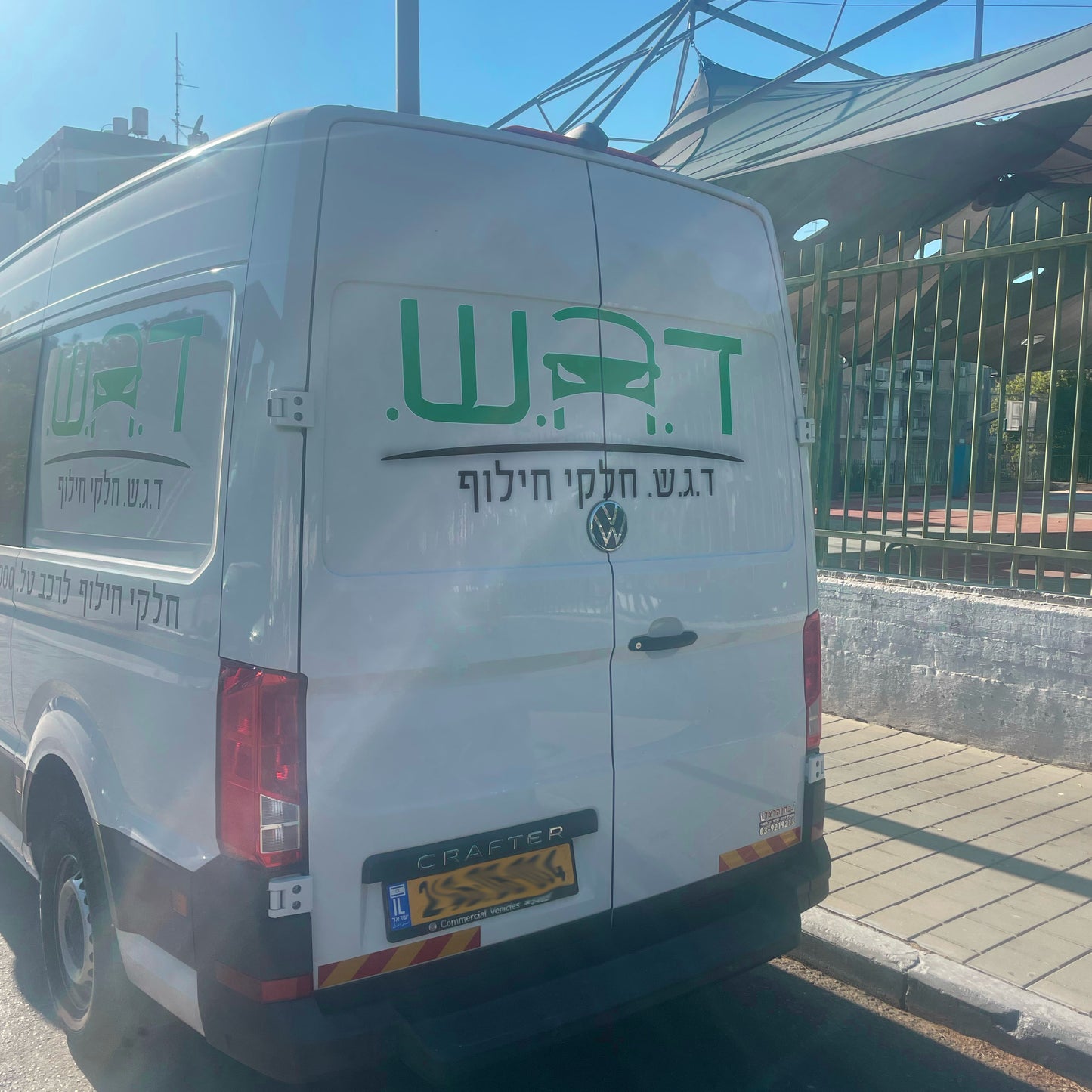 מדבקת ויניל בחיתוך צורני לפולקסווגן קראפטר בדלת אחורית