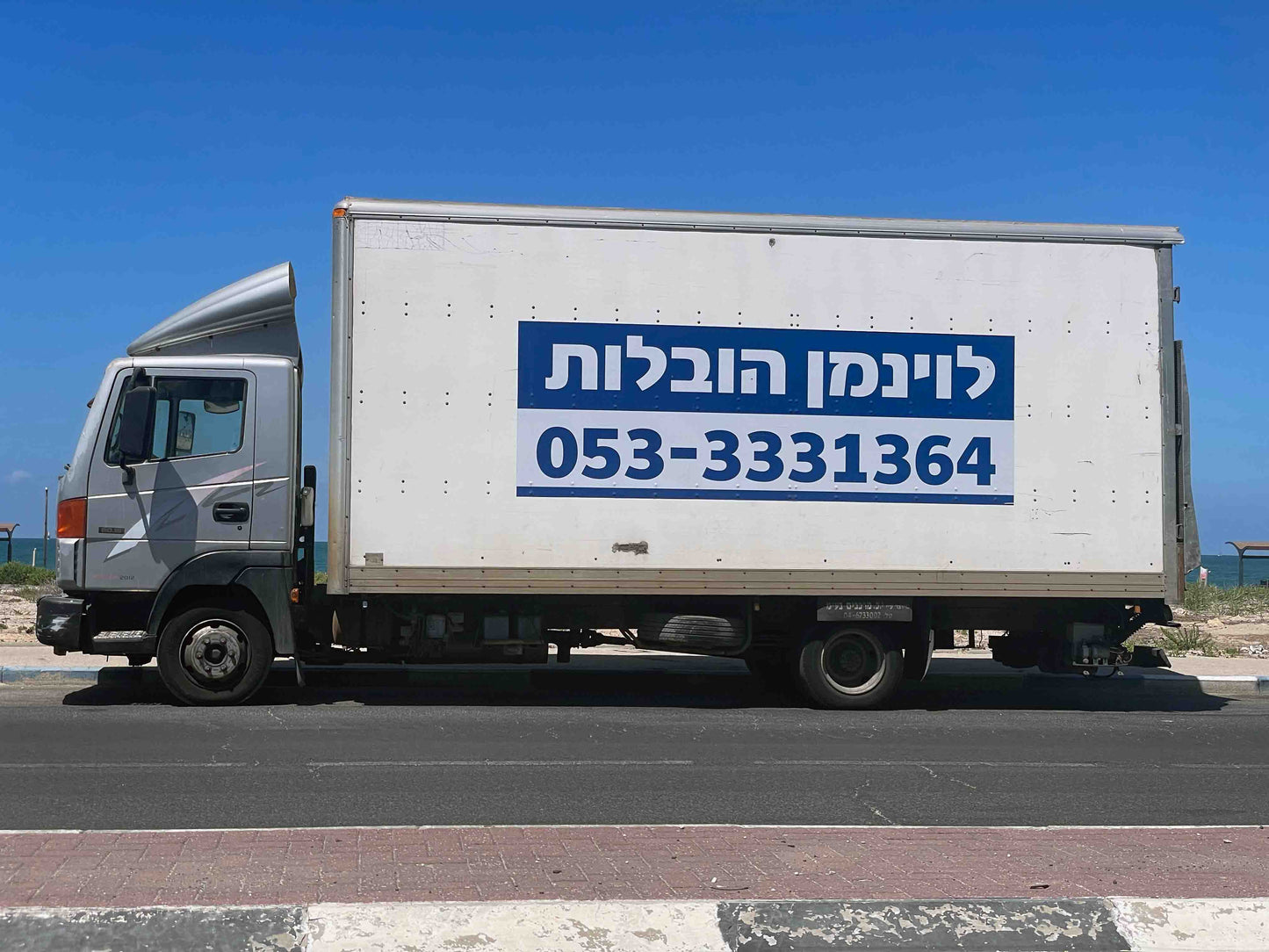 מדבקה ויניל חלקית למיתוג חלקי של צד משאית הובלות