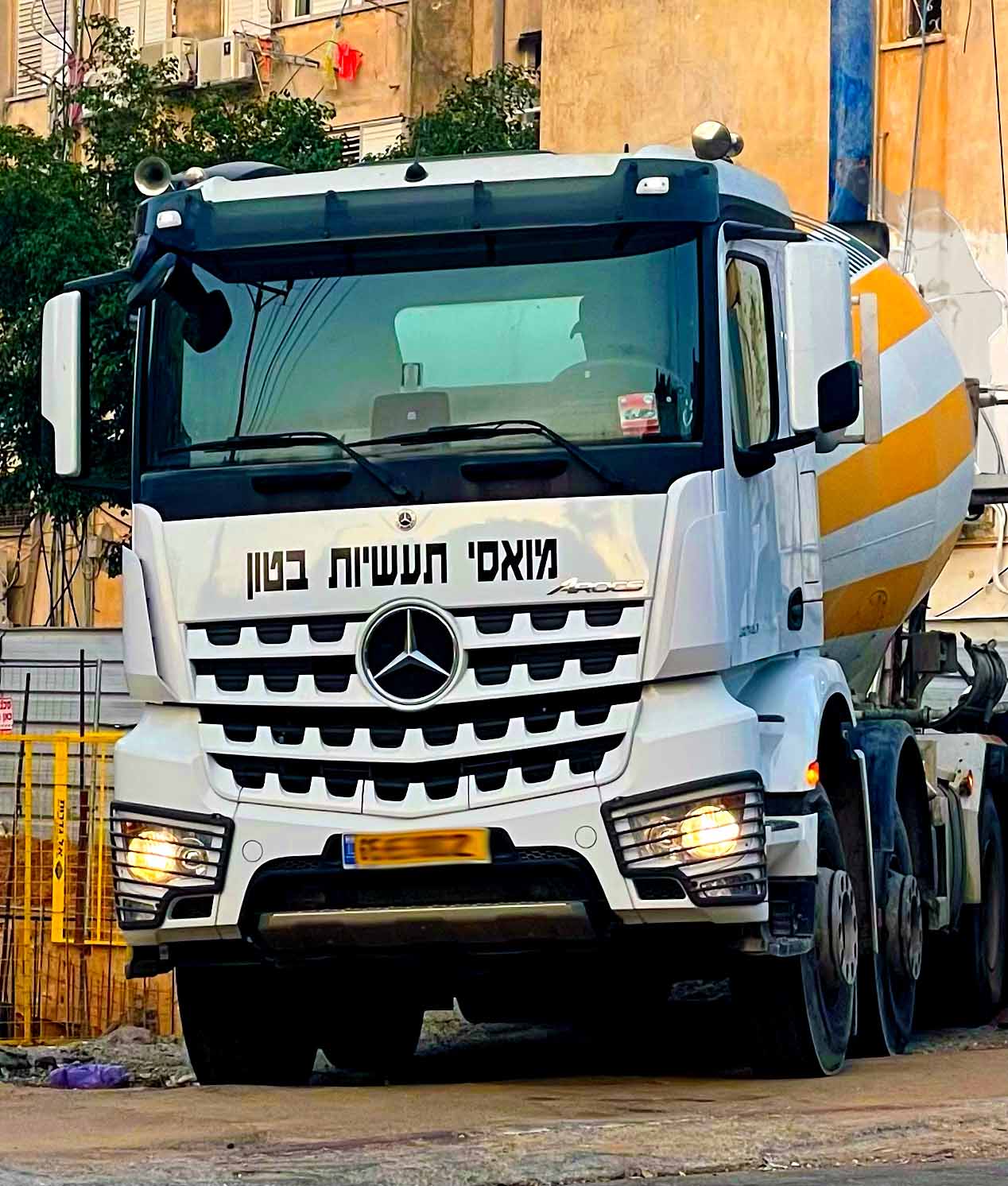 מדבקה בחזית המשאית של לוגו בחיתוך אותיות