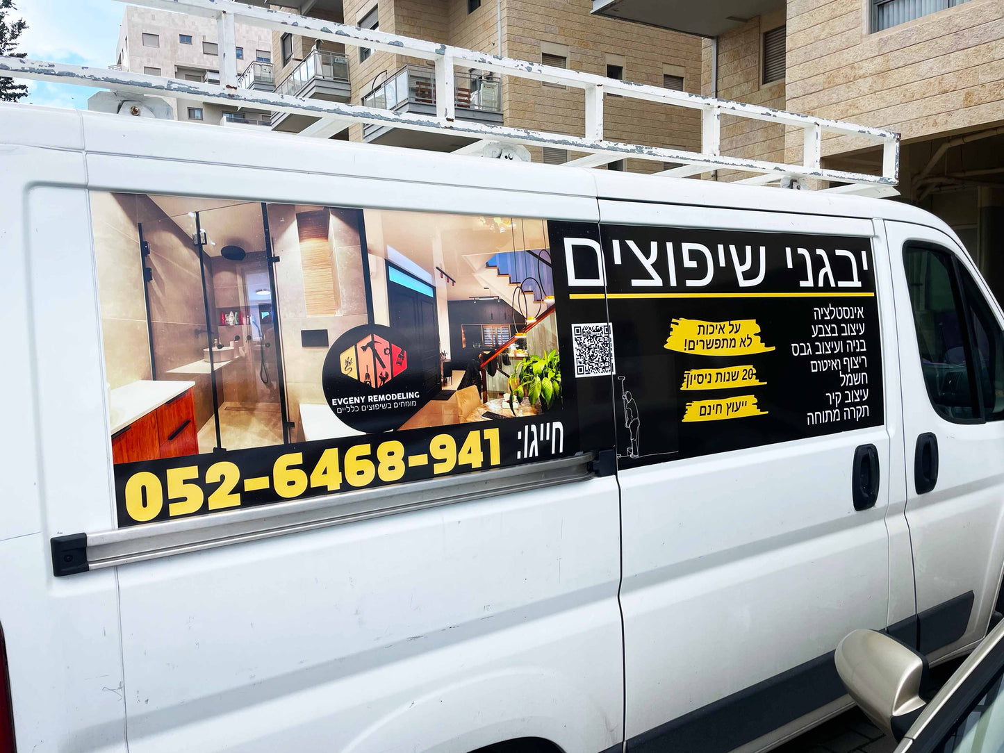 רכב מסחרי מדגם פיאט דוקאטו עם מדבקות מיתוג בשלושה צדדים – שתי הדפנות והחלק האחורי – באזור החלונות בלבד. המיתוג כולל לוגו, שם העסק ותחום העיסוק – שיפוצים, בעיצוב נקי ומקצועי שמעביר אמינות ובולטות בשטח