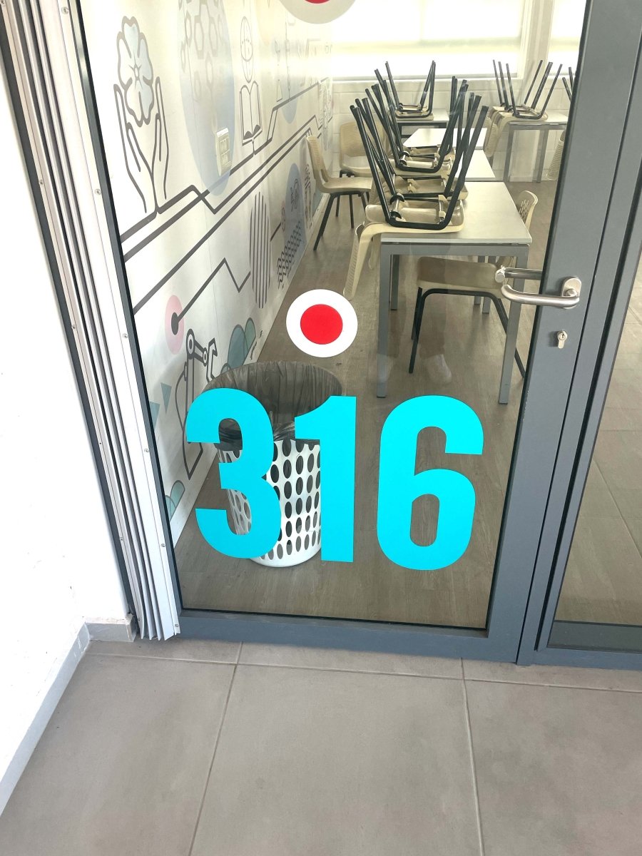 מדבקות בחיתוך צורני של מספרים