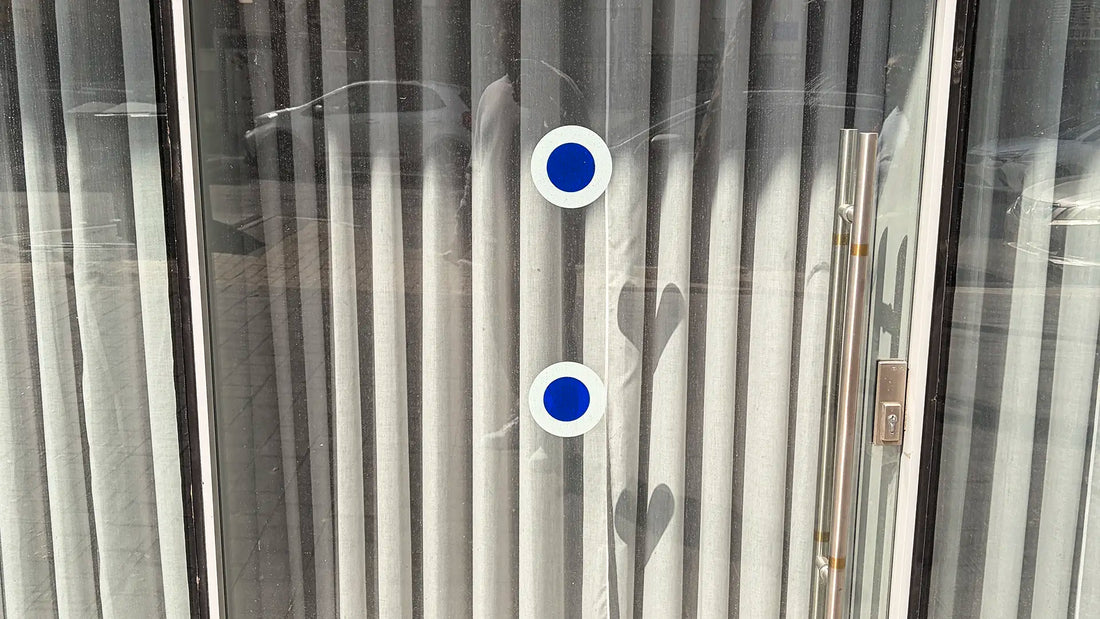 מדבקת אזהרה עגולה לזכוכית בייצור AdBoy, סימון בטיחותי ודקורטיבי נגד התנגשות בזכוכית שקופה