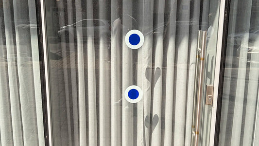 מדבקת אזהרה עגולה לזכוכית בייצור AdBoy, סימון בטיחותי ודקורטיבי נגד התנגשות בזכוכית שקופה