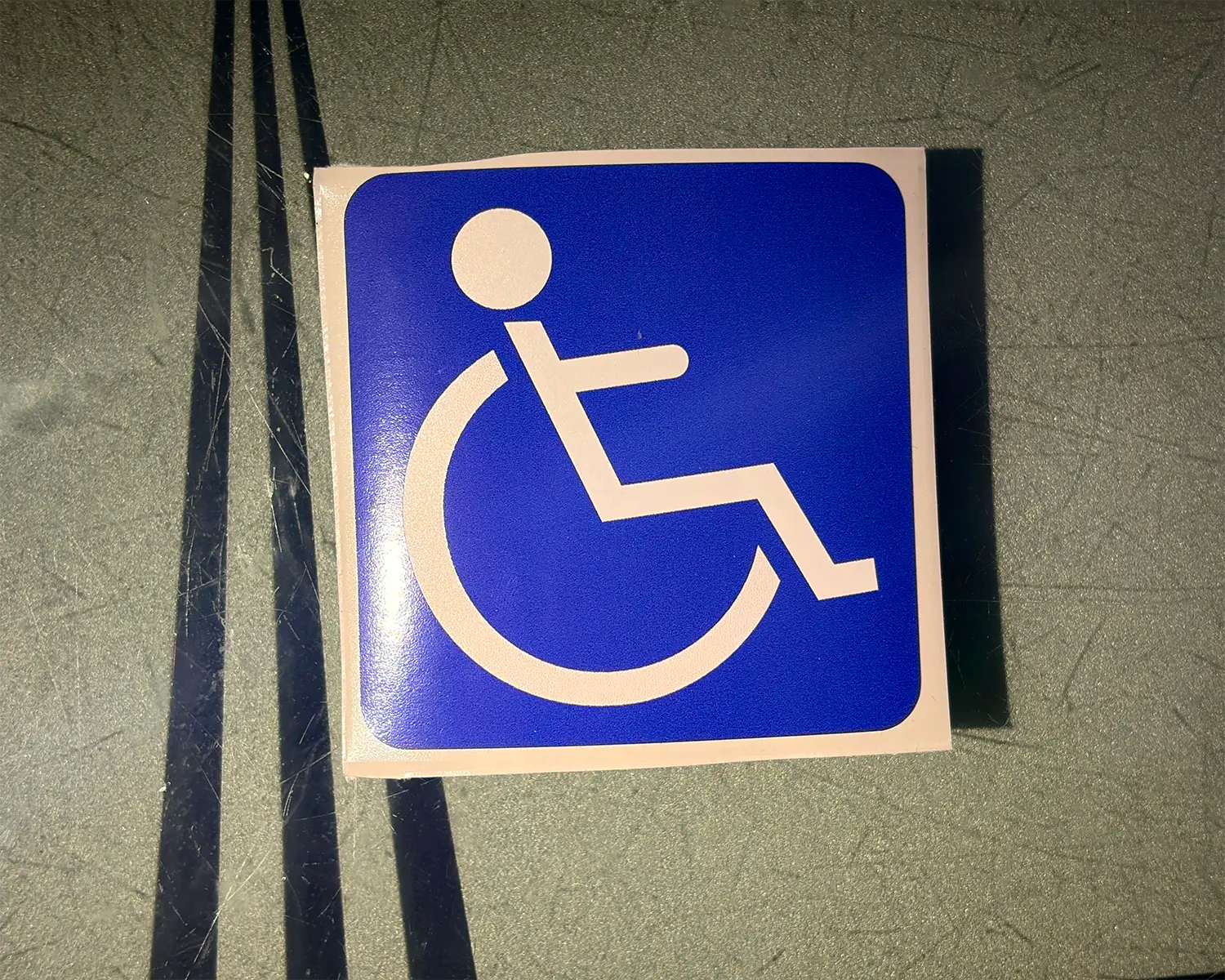 תקריב על מדבקת נכה תקנית לרכב, הדפסה איכותית וחדה על ויניל עמיד למים וקרינת UV במידות 9x9 ס"מ