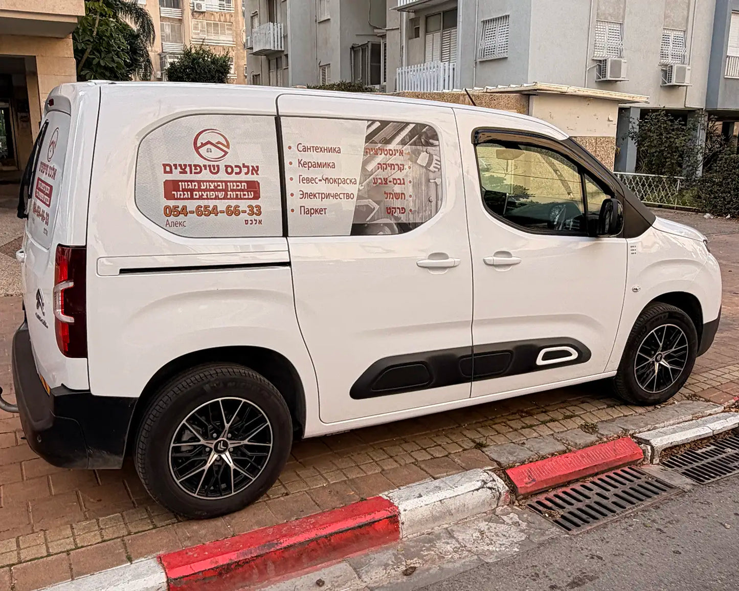 מיתוג היקפי לרכב ברלינגו: מדבקות רשת (One Way) ב-3 צדדים, חלונות צד וחלון אחורי מעוצבים