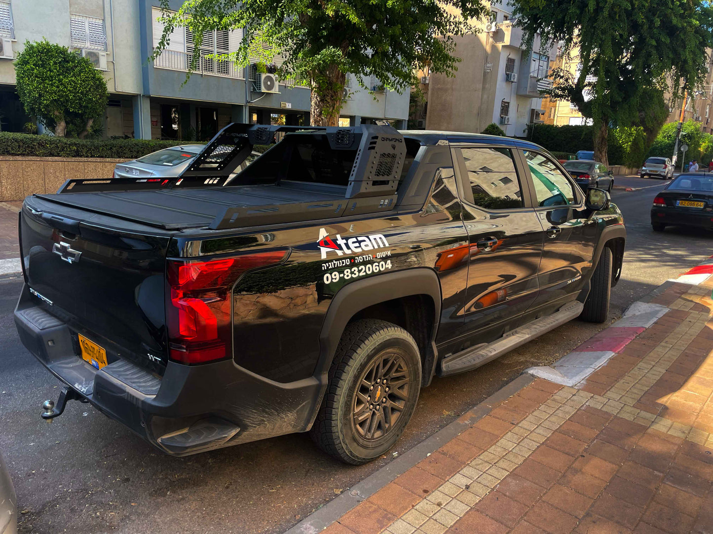 מדבקת לוגו צד גדולה לרכב שברולט סילברדו – מיתוג עסקי ופרסום על רכבים