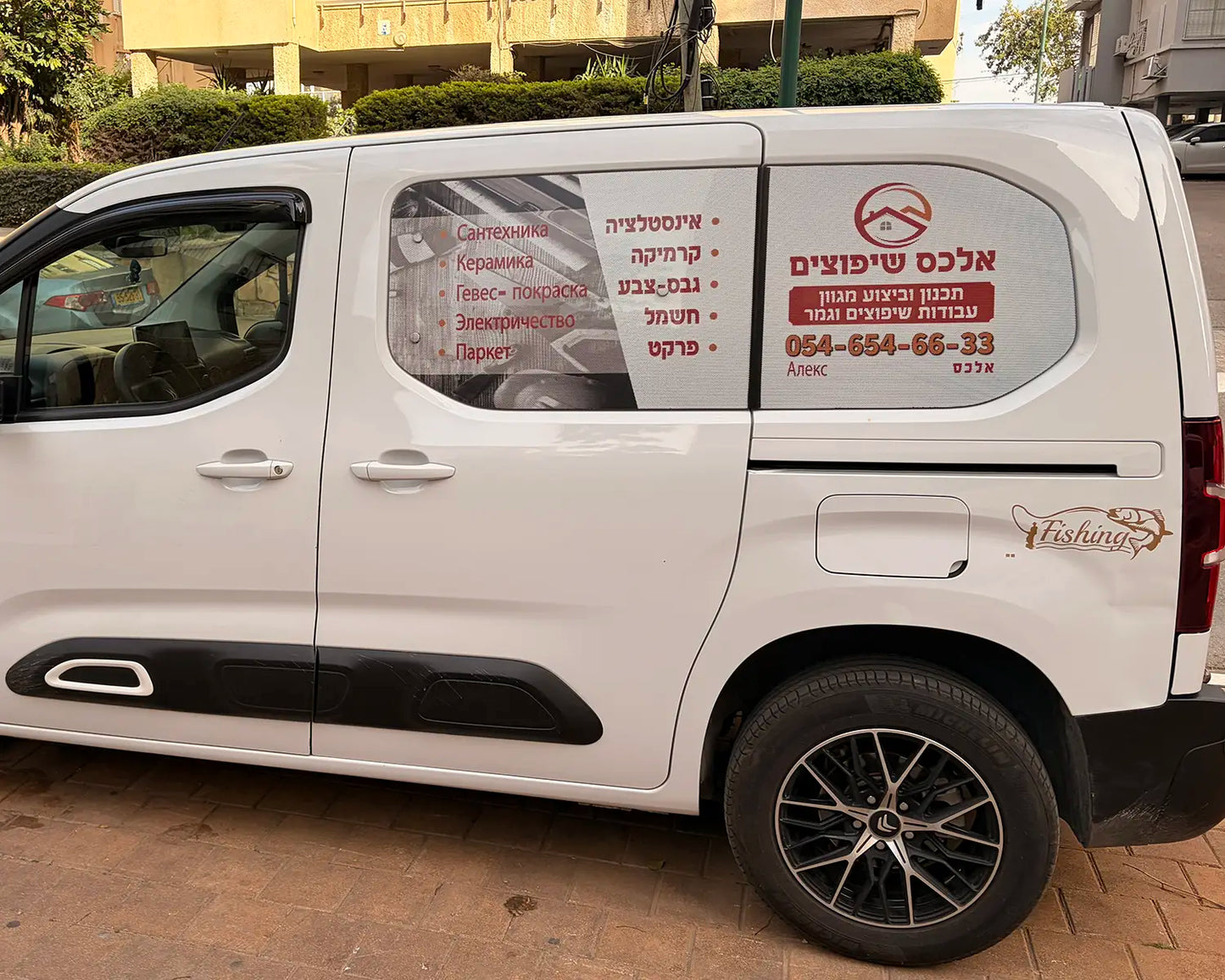 הדפסת UV איכותית על מדבקת רשת לרכב, טקסט חד וברור ועמידות בתנאי חוץ ושמש