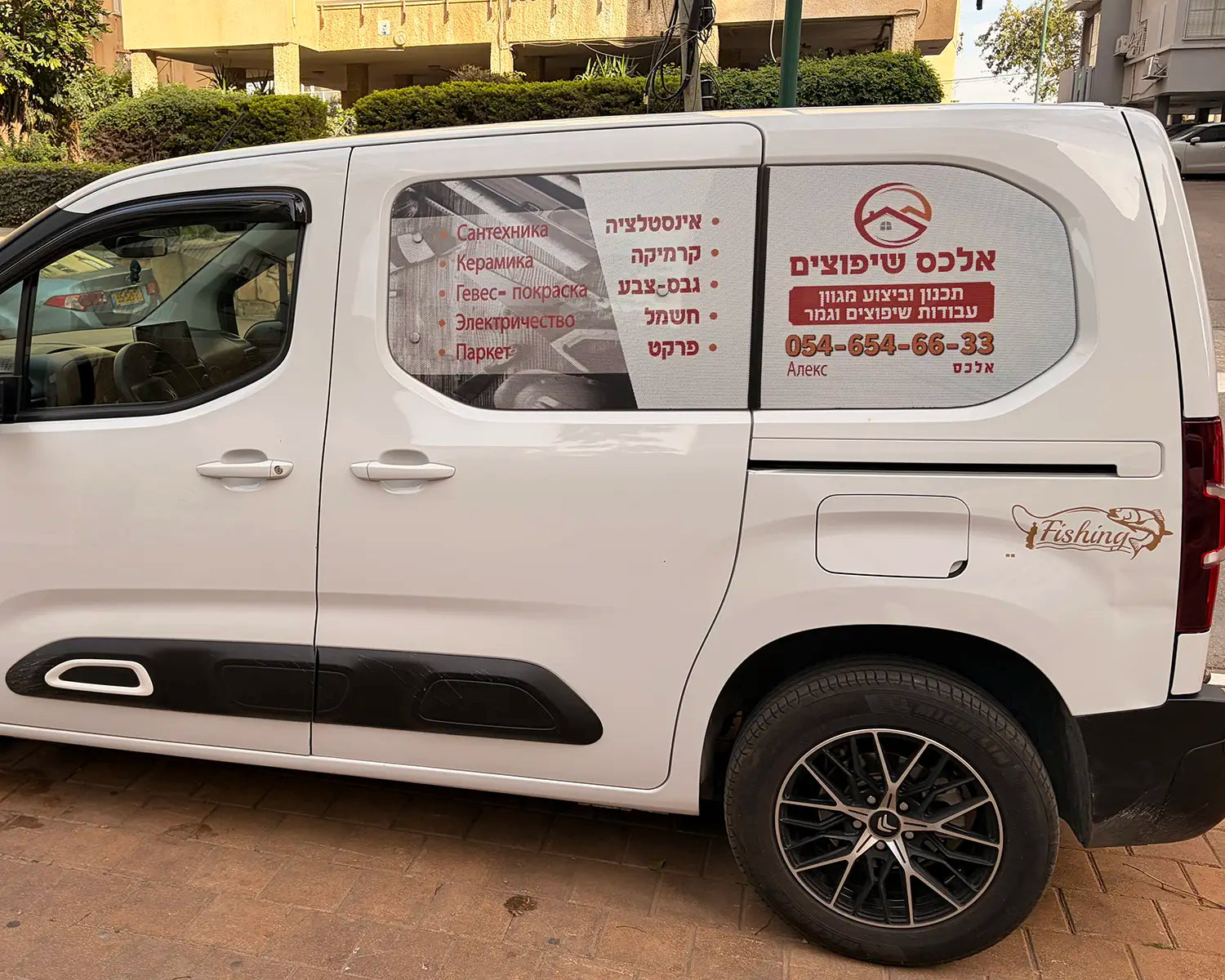 הדפסת UV איכותית על מדבקת רשת לרכב, טקסט חד וברור ועמידות בתנאי חוץ ושמש