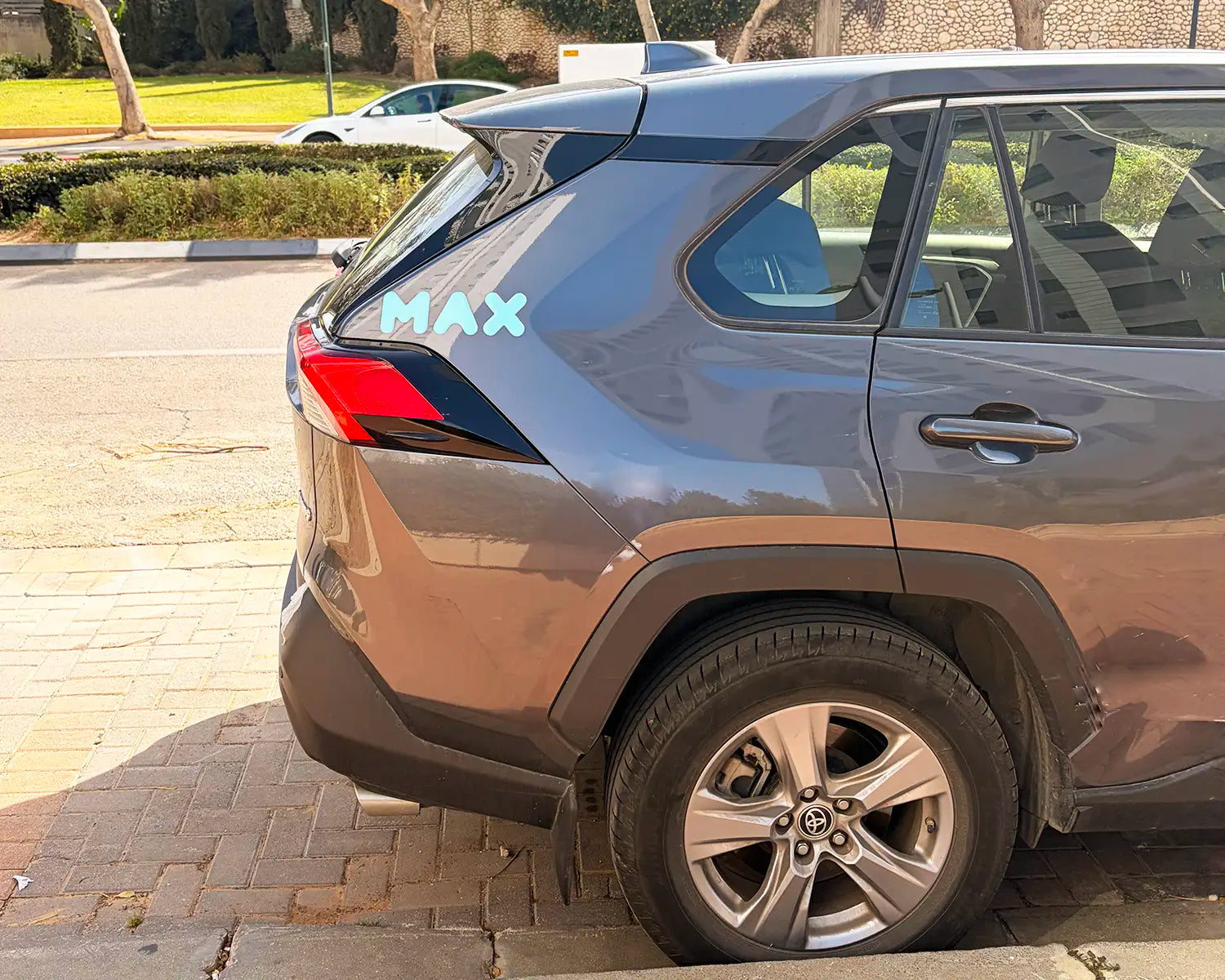 מדבקת לוגו למיתוג ציי רכב בנתניה והסביבה