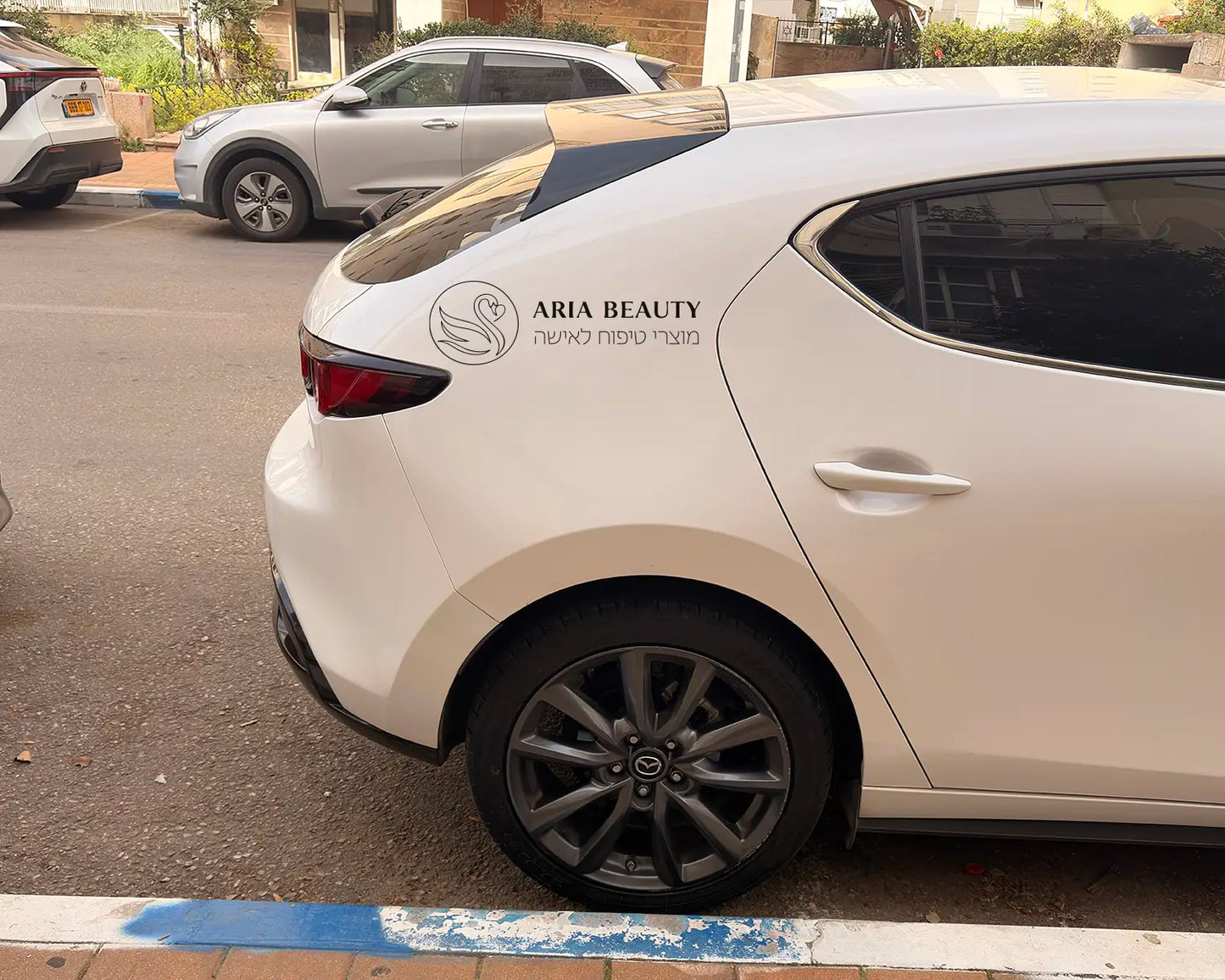 מדבקת לוגו צד למיתוג רכב מאזדה לבנה, עיצוב והדפסת מדבקות ויניל לחברת טיפוח ויופי לנשים