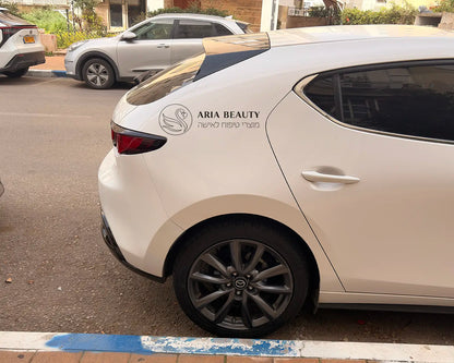 מדבקת לוגו צד למיתוג רכב מאזדה לבנה, עיצוב והדפסת מדבקות ויניל לחברת טיפוח ויופי לנשים