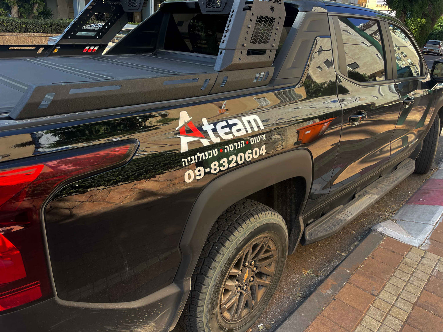 קלוז-אפ של מדבקת לוגו מודפסת באיכות גבוהה על דלת רכב מסחרי – מיתוג חברה