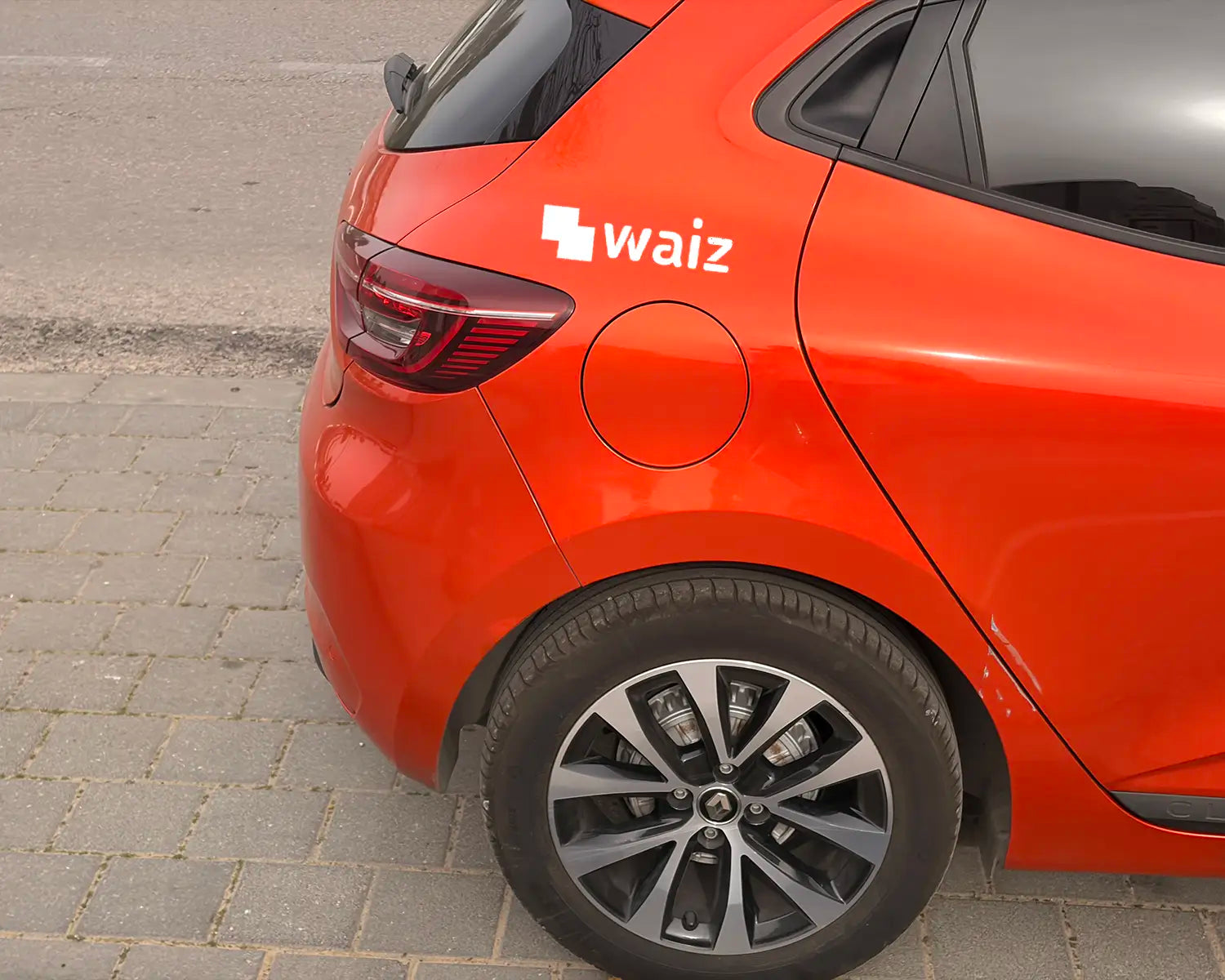 מדבקת רכב לוגו חברה על צד רכב בולט 