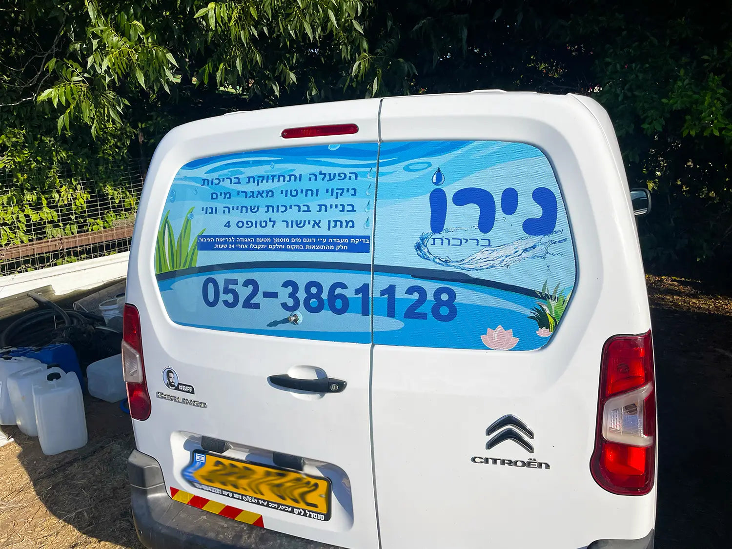 מיתוג רכב מסחרי מסוג סיטרואן ברלינגו עם מדבקת רשת מחוררת על השמשה האחורית
