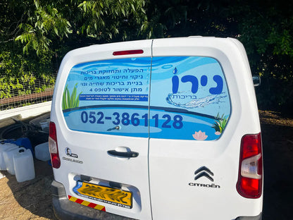 מיתוג רכב מסחרי מסוג סיטרואן ברלינגו עם מדבקת רשת מחוררת על השמשה האחורית