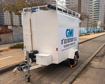 מיתוג נגרר לעסק עם מדבקה ממותגת בצד שמאל . פתרון של AdBoy לשילוט ועטיפת עגלות לרכב בויניל עמיד למטרות פרסום ושיווק נייד