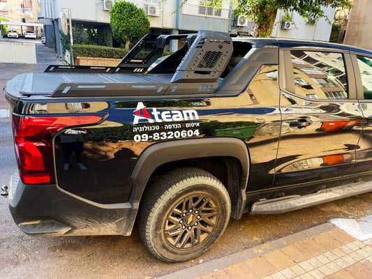 מדבקת צד לרכב המציגה את לוגו החברה והשירותים – פרסום לעסקים על רכבים מסחריים