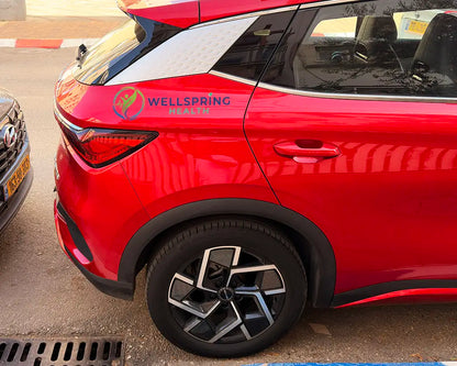 מיתוג רכב לעסקים: עיצוב אישי ומדבקה מעוצבת לצד הרכב, לוגו חברת בריאות על byd אדומה