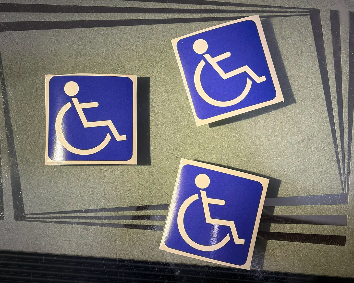 סט מדבקות נכה לרכב בגודל 9x9 ס"מ, מדבקות ויניל איכותיות ועמידות בשמש להדבקה על מספר רכבים או להחלפה