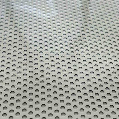 צילום תקריב של מדבקת רשת עם חורים זעירים להדפסה על חלונות