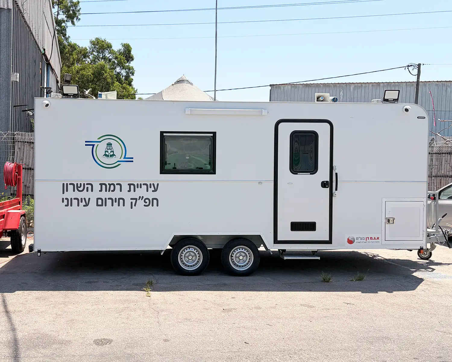 עיצוב ומיתוג חיצוני לקראוון מגורים ועבודה כולל שילוט ויניל עמיד באיכות גבוהה