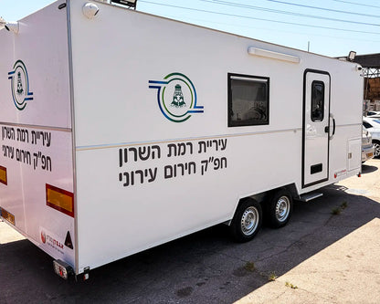 מיתוג קראוון ייעודי כולל הדבקת מדבקות ויניל חיצוניות ועיטוף לוגו מקצועי לקראוונים ונגררים