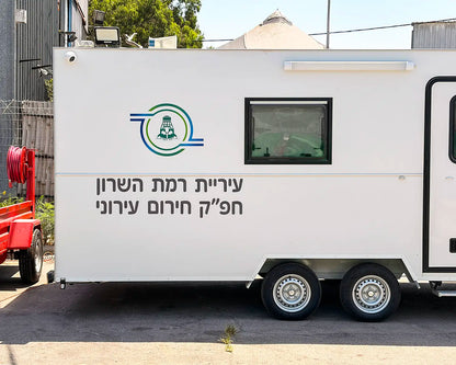 הדבקת כיתוב ומדבקות מעוצבות עמידות בשמש ובגשם על גבי קירות קראוון מסחרי