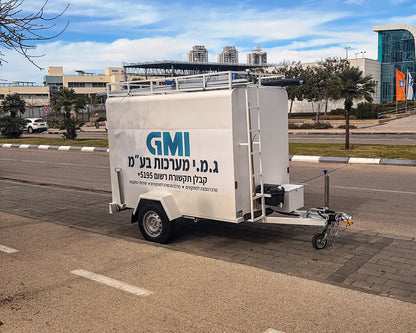 נגרר לרכב ממותג עם מדבקת ויניל פרסומית בצד ימין . עיצוב גרפי איכותי לפרסום עסק בנתניה על גבי עגלה. צילום של AdBoy