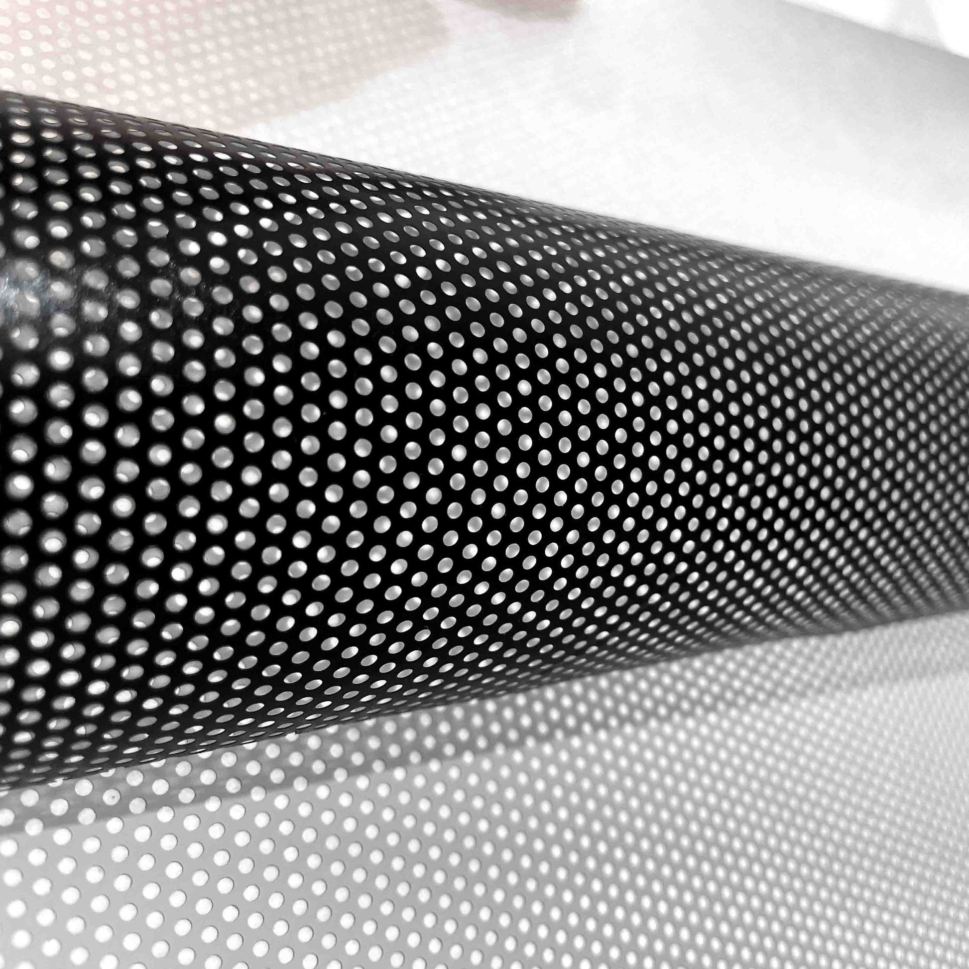 מדבקת רשת מקולפת מהחלון, נראים החורים והדבק מהצד הפנימי