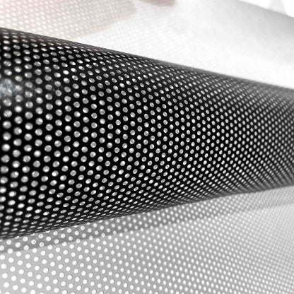 מדבקת רשת מקולפת מהחלון, נראים החורים והדבק מהצד הפנימי