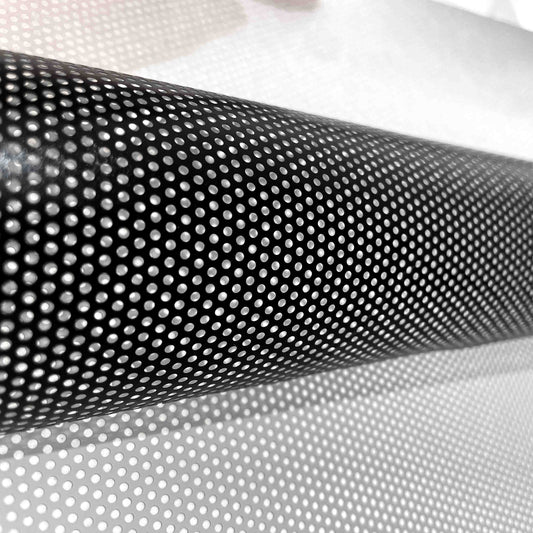 מדבקת רשת מקולפת מהחלון, נראים החורים והדבק מהצד הפנימי