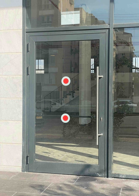 מדבקת אזהרת התנגשות עגולה על גבי דלת כניסה 